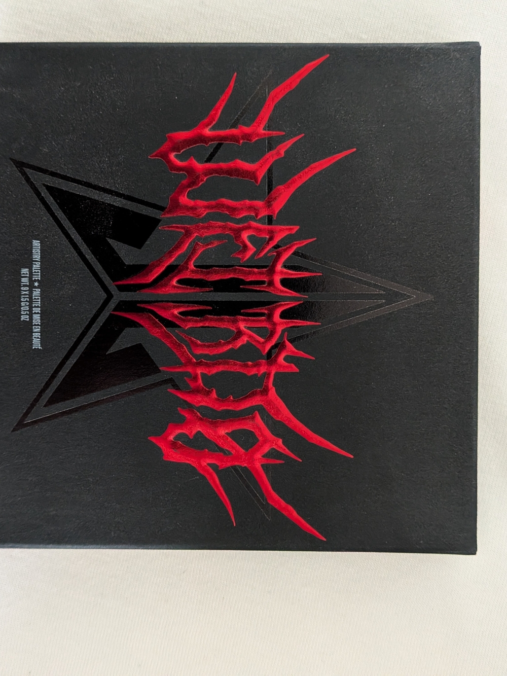 Red Graphic Eyeshadow Palette – Unbranded